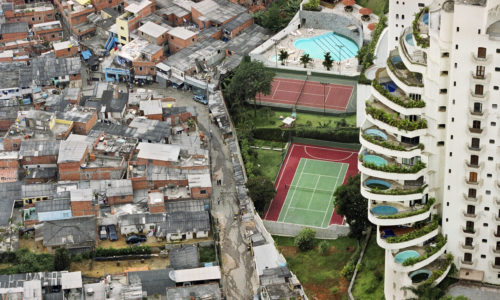SAO PAULO, BRAZIL, 2005.  The Paraisópolis favela (Paradise City shantitown) borders the affluent district of Morumbi in São Paulo, Brazil (Foto: Tuca Vieira)